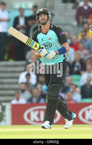 Kevin Pietersen von Surrey Löcher heraus aus der Bowling von Ravi Bopara - Surrey Löwen Vs Essex Eagles - NatWest T20 Blast Cricket bei Kia Oval, London - 06.06.14 Stockfoto