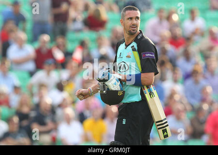 Kevin Pietersen von Surrey verlässt das Feld, die entlassen worden - Surrey Löwen Vs Essex Eagles - NatWest T20 Blast Cricket bei Kia Oval, London - 06.06.14 Stockfoto