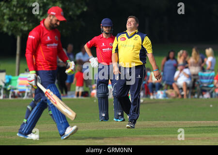 Ollie Peck von Upminster behauptet das Wicket Ryan Ten Doeschate - Upminster CC Vs Essex CCC - Alastair Cook Benefizspiel Upminster Park, Upminster, Essex - 09.07.14 Stockfoto