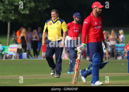 Ollie Peck von Upminster behauptet das Wicket Ryan Ten Doeschate - Upminster CC Vs Essex CCC - Alastair Cook Benefizspiel Upminster Park, Upminster, Essex - 09.07.14 Stockfoto