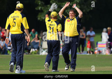 Ollie Peck von Upminster behauptet das Wicket Ryan Ten Doeschate - Upminster CC Vs Essex CCC - Alastair Cook Benefizspiel Upminster Park, Upminster, Essex - 09.07.14 Stockfoto