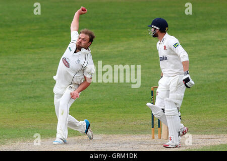 Joe Leach in Bowling-Aktion für Worcestershre - Worcestershire CCC Vs Essex CCC - LV County Championship Division zwei Cricket in New Road, Worcester - 20.05.14 Stockfoto