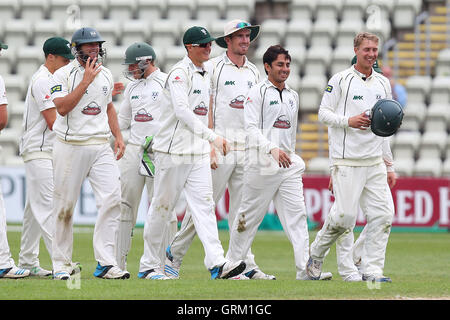 Saeed Ajmal (2. R) verlässt das Feld mit seinem Worcestershire-Teamkollegen genommen haben dreizehn Wickets im Match - Worcestershire CCC Vs Essex CCC - LV County Championship Division zwei Cricket in New Road, Worcester - 20.05.14 Stockfoto