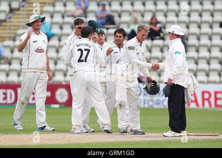 Saeed Ajmal (C) verlässt das Feld mit seinem Worcestershire-Teamkollegen genommen haben dreizehn Wickets im Match - Worcestershire CCC Vs Essex CCC - LV County Championship Division zwei Cricket in New Road, Worcester - 20.05.14 Stockfoto