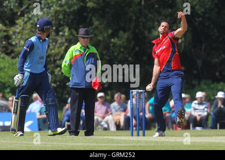 Sajid Mahmood in bowling Aktion für Essex - Derbyshire Falken Vs Essex Eagles - Yorkshire Bank YB40 Cricket am Highfield, Lauch-Kricket-Verein - 06.09.13 Stockfoto