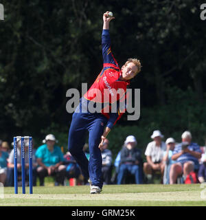 Tom Westley in bowling Aktion für Essex - Derbyshire Falken Vs Essex Eagles - Yorkshire Bank YB40 Cricket am Highfield, Lauch-Kricket-Verein - 06.09.13 Stockfoto