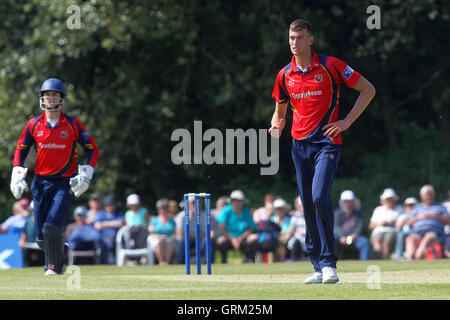 Reece Topley von Essex feiert das Wicket Wayne Madsen - Derbyshire Falken Vs Essex Eagles - Yorkshire Bank YB40 Cricket am Highfield, Lauch-Kricket-Verein - 06.09.13 Stockfoto