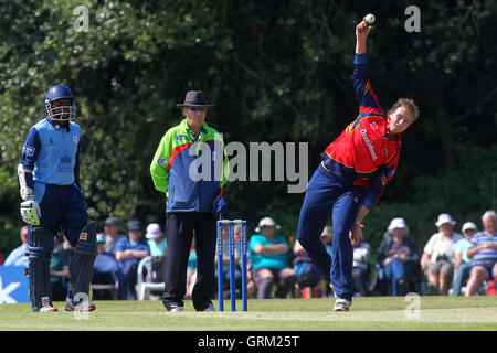 Tom Westley in bowling Aktion für Essex - Derbyshire Falken Vs Essex Eagles - Yorkshire Bank YB40 Cricket am Highfield, Lauch-Kricket-Verein - 06.09.13 Stockfoto