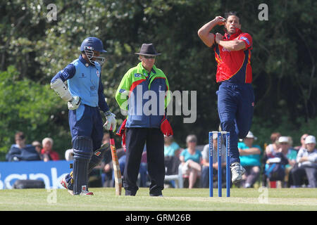 Sajid Mahmood in bowling Aktion für Essex - Derbyshire Falken Vs Essex Eagles - Yorkshire Bank YB40 Cricket am Highfield, Lauch-Kricket-Verein - 06.09.13 Stockfoto