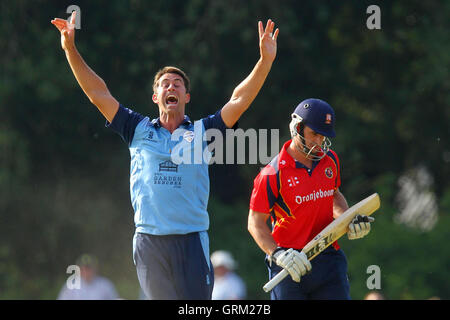 Tim Groenewald von Derbyshire behauptet das Wicket Ryan Ten Doeschate - Derbyshire Falken Vs Essex Eagles - Yorkshire Bank YB40 Cricket am Highfield, Lauch-Kricket-Verein - 06.09.13 Stockfoto