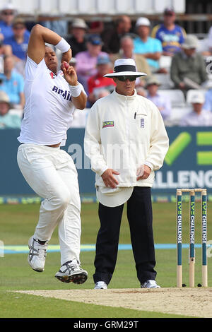 Tymal Mills in bowling Aktion für Essex - Essex CCC Vs England - LV Challenge Match im Essex County Ground, Chelmsford - 07.01.13 Stockfoto