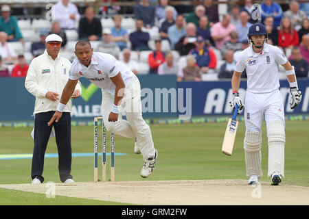 Tymal Mills in bowling Aktion für Essex - Essex CCC Vs England - LV Challenge Match im Essex County Ground, Chelmsford - 07.02.13 Stockfoto