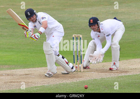 Ian Bell in Aktion für England zu zucken, wie Ben Foakes auf - Essex CCC Vs England - LV Challenge Match im Essex County Ground, Chelmsford - 07.02.13 aussieht Stockfoto