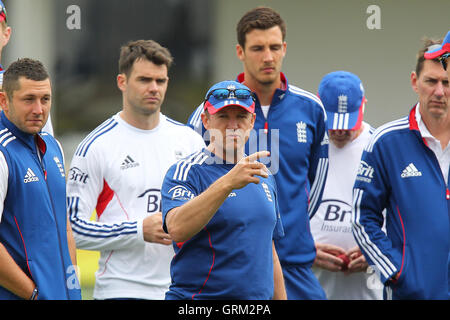 England-Cheftrainer Andy Flower erlässt Weisungen zu seinem Team - Essex CCC Vs England - LV Challenge Match im Essex County Ground, Chelmsford - 07.03.13 Stockfoto