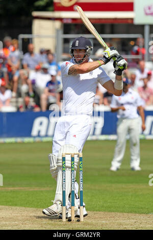 Kevin Pietersen in Aktion für England - Essex CCC Vs England - LV Challenge Match im Essex County Ground, Chelmsford - 30.06.13 zu zucken Stockfoto