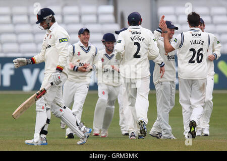 Gloucestershire feiern das Wicket von Ben Foakes (L) - Essex CCC Vs Gloucestershire CCC - LV County Championship Division zwei Cricket im Essex County Ground, Chelmsford - 04.11.13 Stockfoto