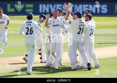 David Masters of Essex feiert das Wicket des Ex-Essex Spieler Adam Wheater - Essex CCC Vs Hampshire CCC - LV County Championship Division zwei Cricket im Essex County Ground, Chelmsford - 05.01.13 Stockfoto