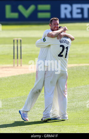 David Masters of Essex feiert das Wicket des Ex-Essex Spieler Adam Wheater mit Tom Westley - Essex CCC Vs Hampshire CCC - LV County Championship Division zwei Cricket im Essex County Ground, Chelmsford - 05.01.13 Stockfoto