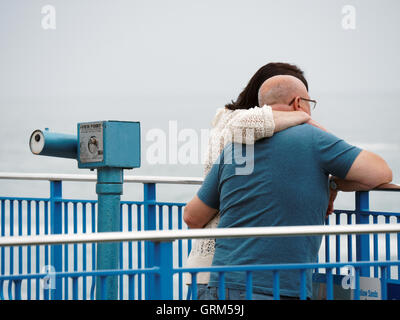 Rückansicht Abstand Schüsse der Paare und Singles allein am Meer. Stockfoto