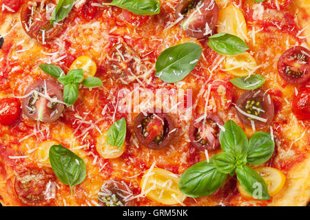 Hausgemachte Pizza mit Tomaten, Mozzarella und Basilikum. Closeup. Ansicht von oben Stockfoto