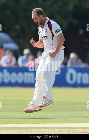 Steven Crook von Northants feiert das Wicket Gautam Gambhir - Essex CCC Vs Northamptonshire CCC - LV County Championship Division zwei Cricket am Schlosspark, Colchester Cricket Club - 21.08.13 Stockfoto