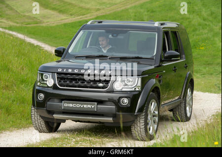 Ein Landrover Discovery fahren abseits der Straßen bei einer Veranstaltung auf die Yorkshire Wolds in ländlichen East Yorkshire Stockfoto