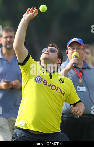 Zuschauer nehmen Sie Teil an einem "Catch Fang" Wettbewerb während des Intervalls - Essex Adler Vs Derbyshire Falken - Yorkshire Bank YB40 Cricket am Schlosspark, Colchester Cricket Club - 25.08.13 ausgewählt Stockfoto