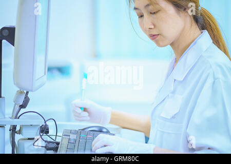 Asia Frauen in Laborytory im Krankenhaus Stockfoto
