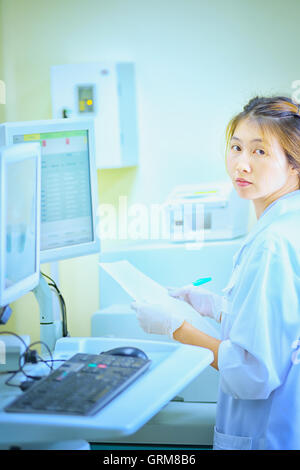 Asia Frauen in Laborytory im Krankenhaus Stockfoto
