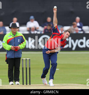 David Masters in bowling Aktion für Essex - Essex Adler Vs Lancashire Blitz - Yorkshire Bank YB40 Cricket im Essex County Ground, Chelmsford - 16.06.13 Stockfoto