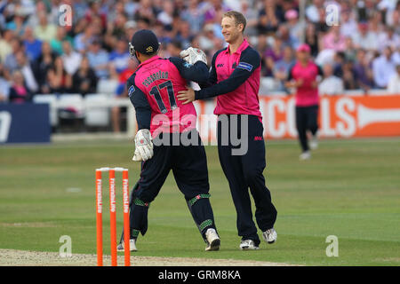 Adam Voges (L) von Middlesex feiert das Wicket Shaun Tait - Essex Adler Vs Middlesex Panthers - Freunde Leben T20 Cricket im Essex County Ground, Chelmsford - 07.12.13 Stockfoto