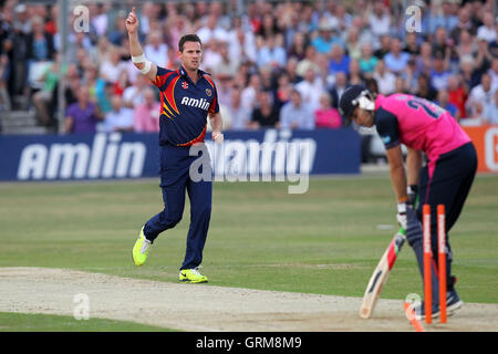 Shaun Tait von Essex feiert das Wicket Dawid Malan - Essex Adler Vs Middlesex Panthers - Freunde Leben T20 Cricket im Essex County Ground, Chelmsford - 07.12.13 Stockfoto