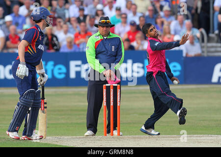 Ravi Patel in bowling Aktion für Middlesex - Essex Adler Vs Middlesex Panthers - Freunde Leben T20 Cricket im Essex County Ground, Chelmsford - 07.12.13 Stockfoto