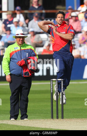 Sajid Mahmood in bowling Aktion für Essex - Essex Adler Vs Schottland - Yorkshire Bank YB40 Cricket im Essex County Ground, Chelmsford - 06.02.13 Stockfoto