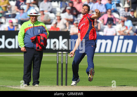 Sajid Mahmood in bowling Aktion für Essex - Essex Adler Vs Schottland - Yorkshire Bank YB40 Cricket im Essex County Ground, Chelmsford - 06.02.13 Stockfoto