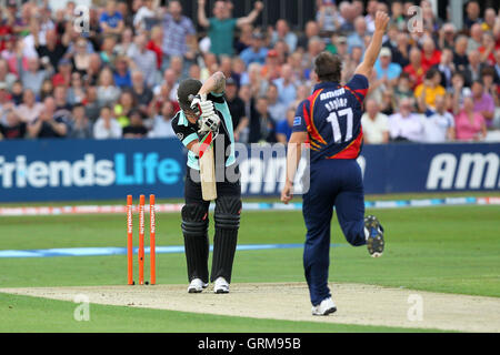 Jason Roy von Surrey ist von Graham Napier - Essex Adler Vs Surrey Löwen - Freunde Leben T20 Cricket im Essex County Ground, Chelmsford - 31.07.13 rollte heraus Stockfoto