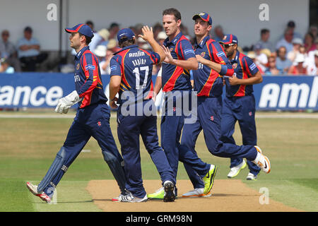 Shaun Tait der Essex (C) feiert das Wicket Dwayne Smith - Essex Adler Vs Sussex Haie - Freunde Leben T20 Cricket im Essex County Ground, Chelmsford - 14.07.13 Stockfoto