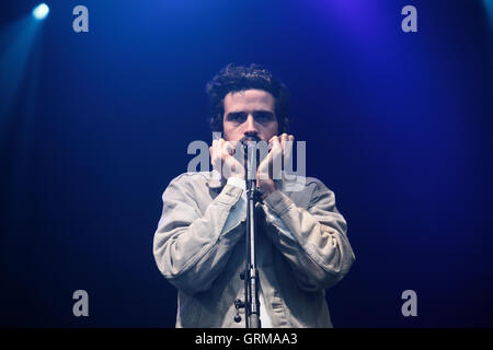 Devendra Banhart Durchführung auf der Wald-Bühne am Tag 4 Ende 2016 Road Festival in Larmer Baum Gärten in Dorset. P Stockfoto