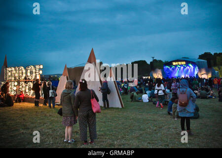 Ein Blick auf den Wald Bühnenbereich in der Abenddämmerung am Tag 4 Ende 2016 Road Festival in Larmer Baum Gärten in Dorset. Bild d Stockfoto