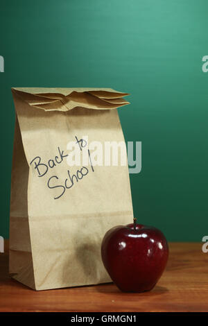 Schule-Mittagessen-Sack auf Lehrer Schreibtisch Stockfoto