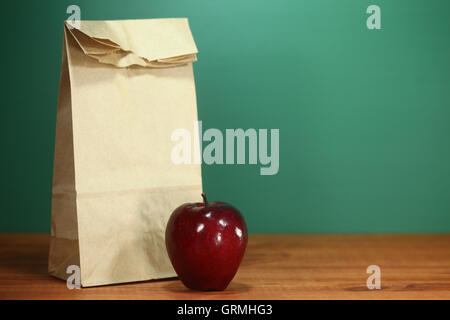 Schule-Mittagessen-Sack auf Lehrer Schreibtisch Stockfoto