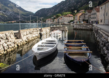 Bucht von Kotor, Montenegro - drei Fischerboote vor Anker in einer kleinen marina Stockfoto