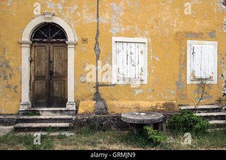 Montenegro - die Eingangstür in das verlassene gelbe Haus Stockfoto