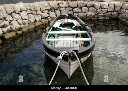 Bucht von Kotor, Montenegro - traditionelle hölzerne Dory vor Anker in einer kleinen marina Stockfoto