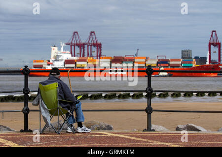 Svitzer Millgarth & Ashgarth Schlepper Liegebereiche Hong Kong OOCL Belgien Containerschiff, Liverpool, Merseyside, UK Stockfoto