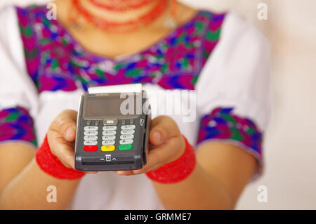 Closeup Kreditkarten-terminal, Frau tragen Anden indigenen Trachten Haltevorrichtung vor Kamera Stockfoto