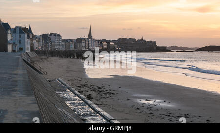 Sonnenuntergang am Strand von Saint-Malo. Bretagne, Frankreich Stockfoto