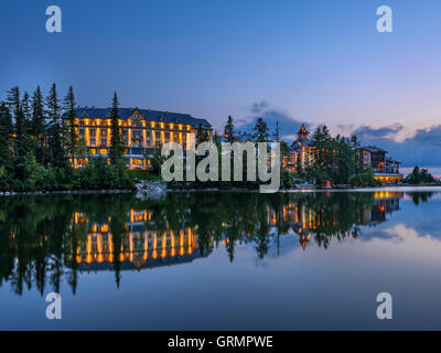 Sonnenuntergang über Gletscher Bergsee Strbske Pleso in der Nationalpark Hohe Tatra, Slowakei. Langzeitbelichtung. Stockfoto