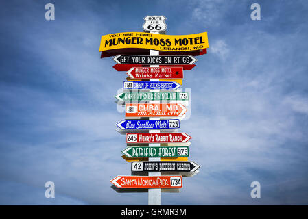 Lustige Richtung Wegweiser im Munger Moss Motel mit Namen von berühmten Sehenswürdigkeiten auf der Route 66. Stockfoto