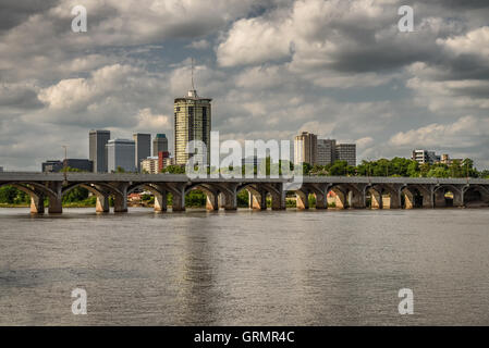 Skyline von Tulsa, Oklahoma, Arkansas Fluss im Vordergrund Stockfoto